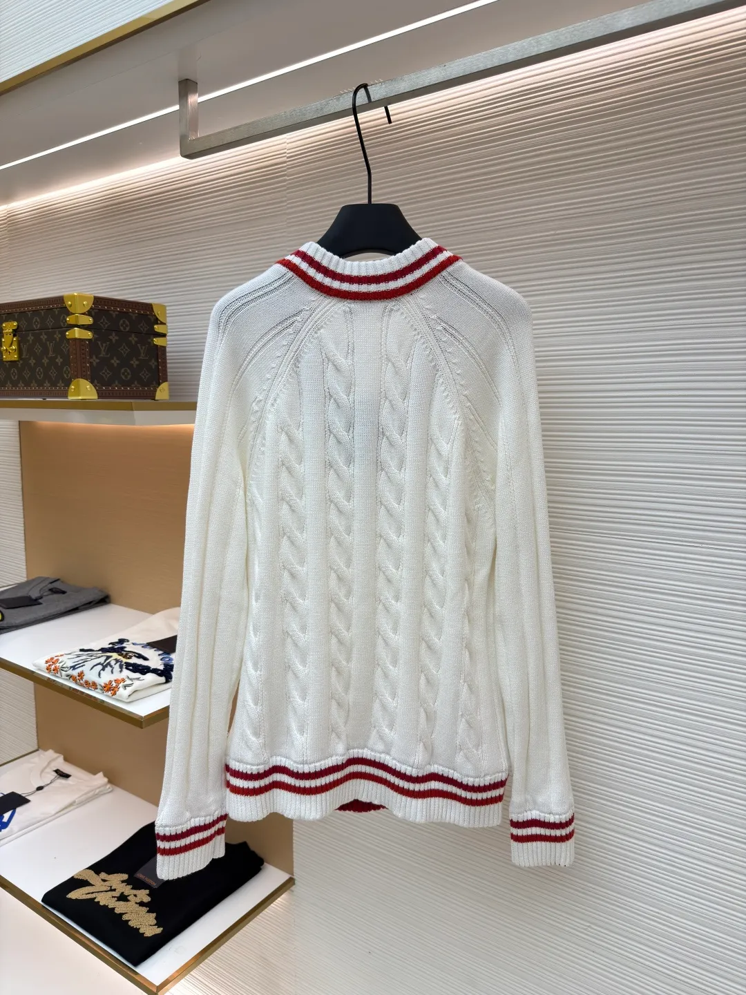 LOUIS VUITTON College-style V-neck sweater ●Original version: Purchased and developed for 17450 ●Item number: 1681148-C15 ●Fabric: wool blended fabric ●Technology: woven embroidery ●Version: Fitted version ●Weight: about 715 grams ●Size: S-M-L ●Description: College-style V-neck sweater White and red stripe design Chest letter embroidery Twist woven texture Pure cotton fabric comfortable and warm V-neck design slimming The red and white stripes are very preppy. The overall wiring is straight and delicate, the fabric is comfortable and soft, and the color is consistent without color difference. It can be matched with the same style to create a fashionable look and control various occasions. Customized accessories, complete with three standards, same style for men and women!